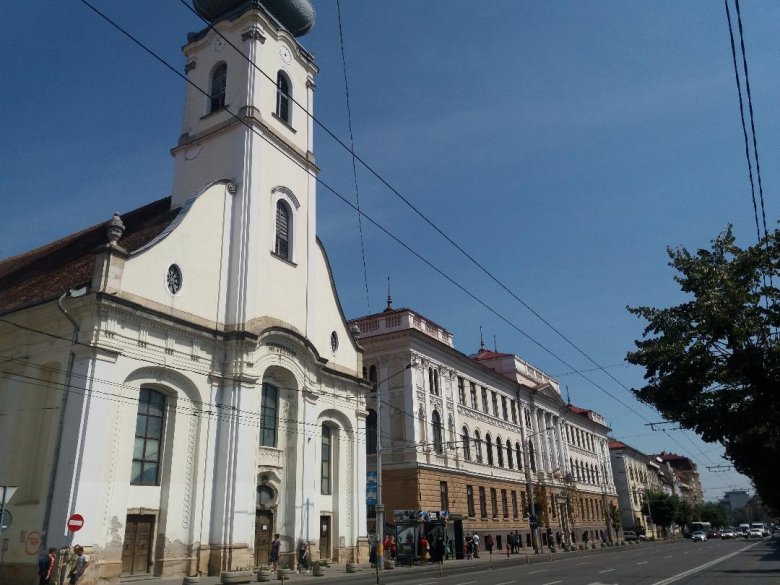 Templom és iskola. Közöttük lesz elhelyezve a szobor. | A szerző felvétele