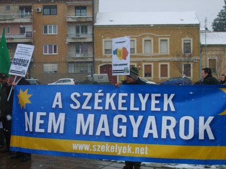Nem sikerült elégetni a székely zászlót Aradon