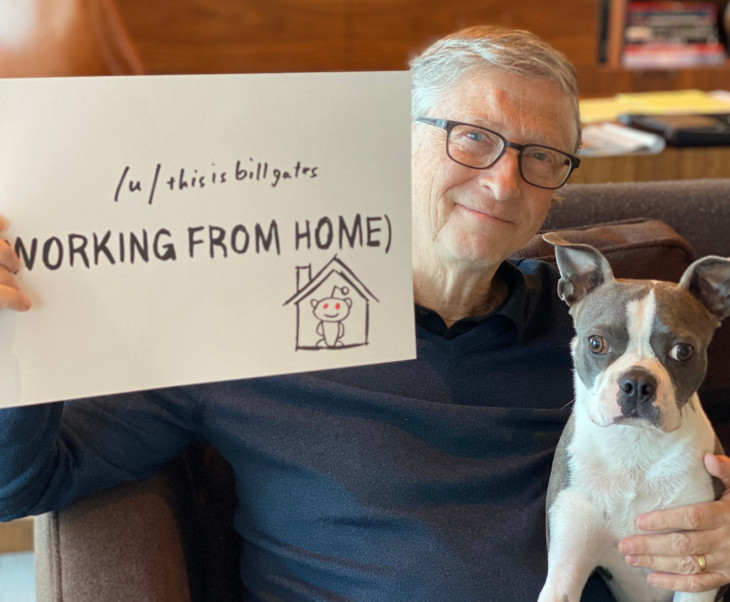 Bill Gates: „otthonról dolgozom” feliratú papírlapot tart kezében | Forrás: TechCrunch