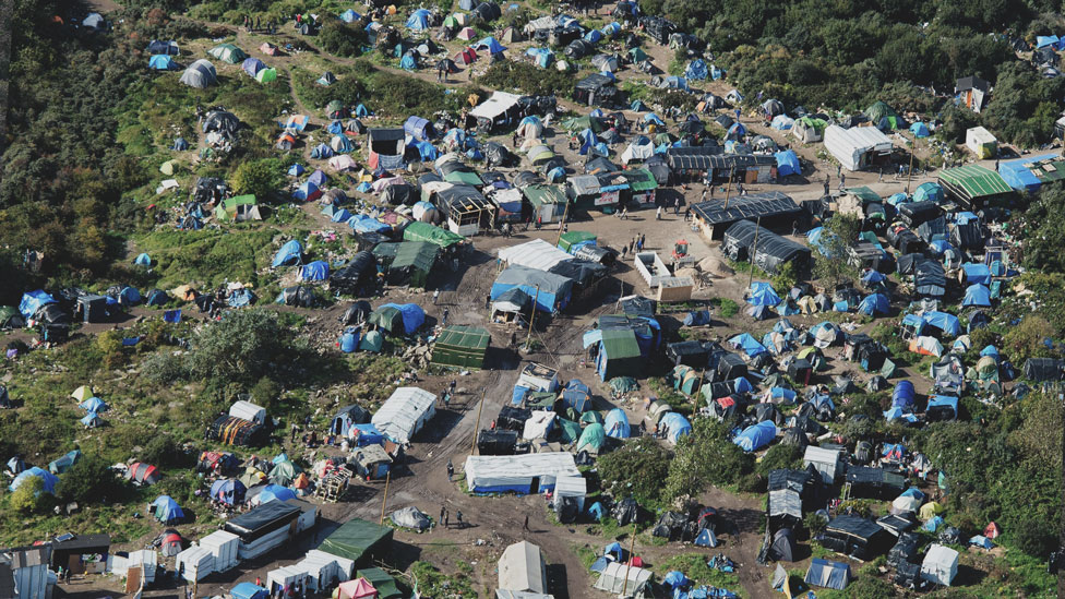 Falat húznak fel a calais-i menekülttábor és az út közé