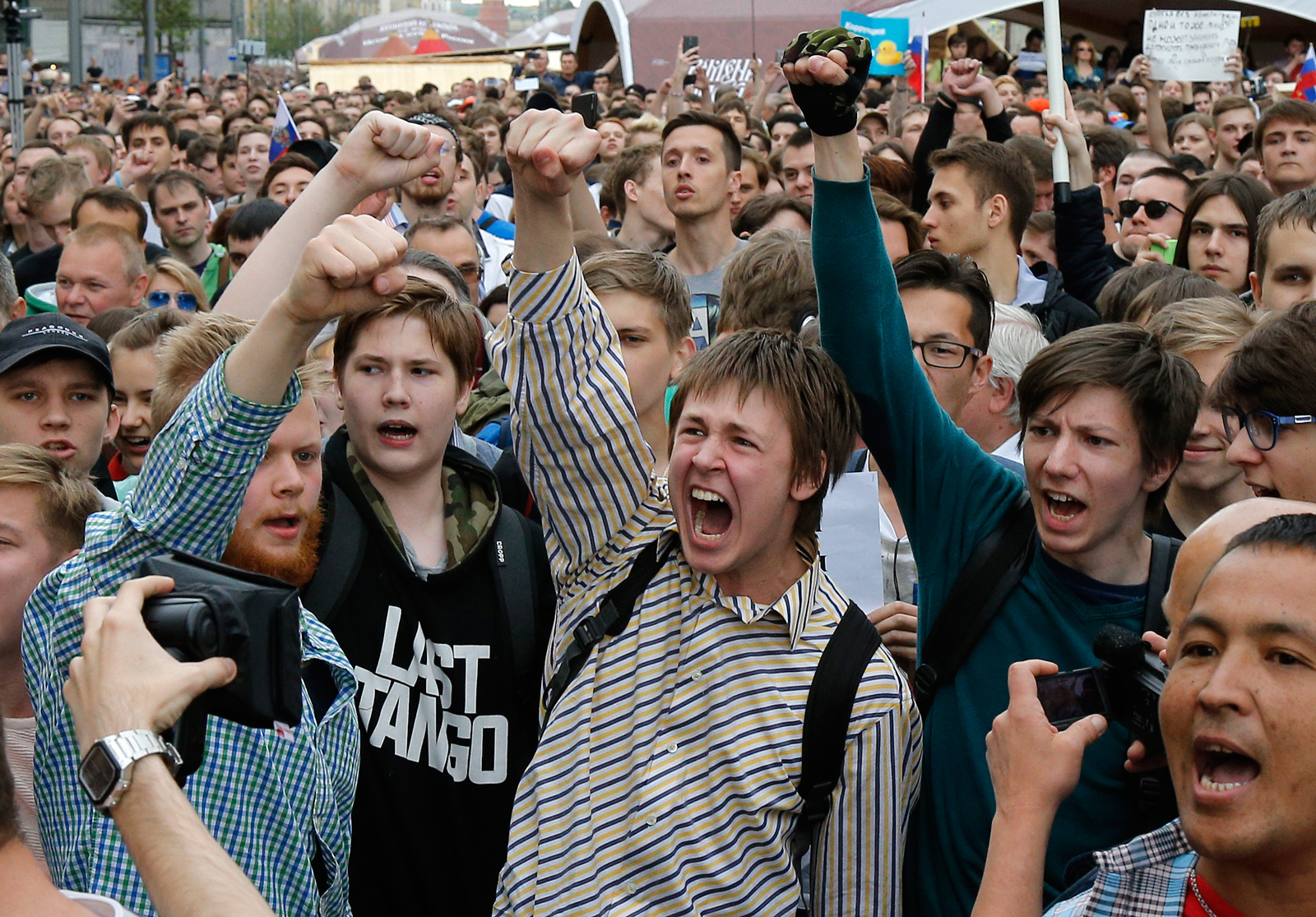 Near crowd. Толпа Россия. Много людей Россия. Толпа людей в Москве. Россия человек.