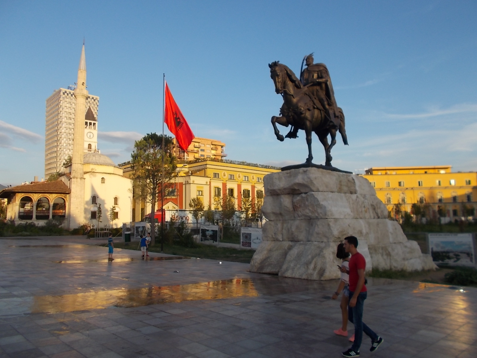 Szkander bég szobra Tirana főterén