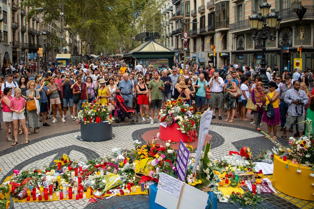 Többszázan gyűltek össze Barcelona híres sétáló utcáján, a La Rambla-n, hogy lerójják kegyeletüket a két évvel ezelőtti terrorista támadás áldozatainak emléke előtt. | Fotó: Getty Images
