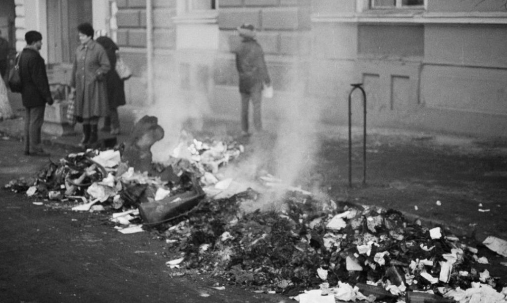 Füstölgő maradványok az út szélén. Az élet megy tovább. | Fotó: Dávid Sándor