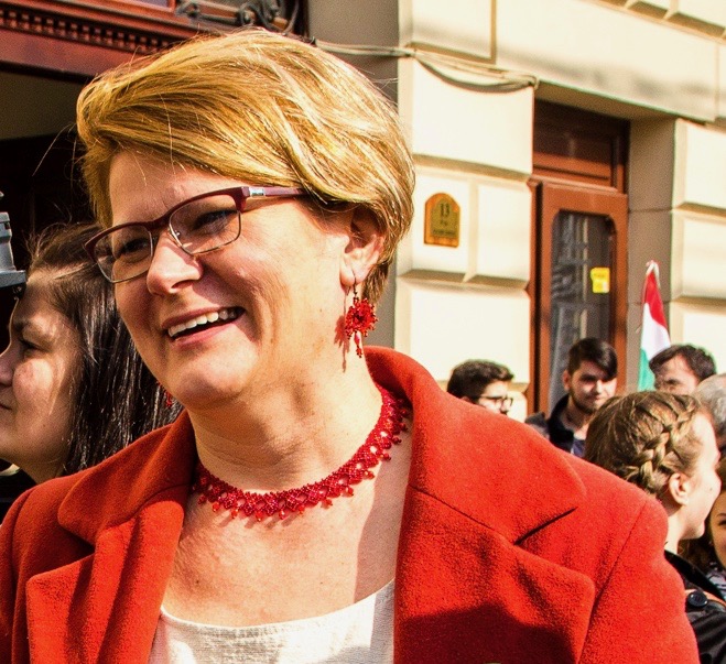 a találkozó hajadon lányok