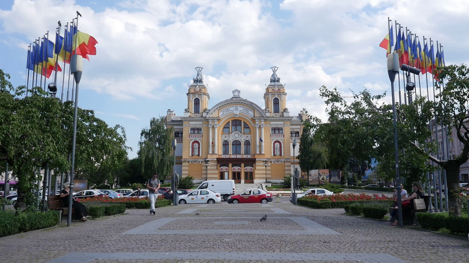 A Hunyadi-téri színház sok trikolórral | Fotók: Varró-Bodoczi Zoltán