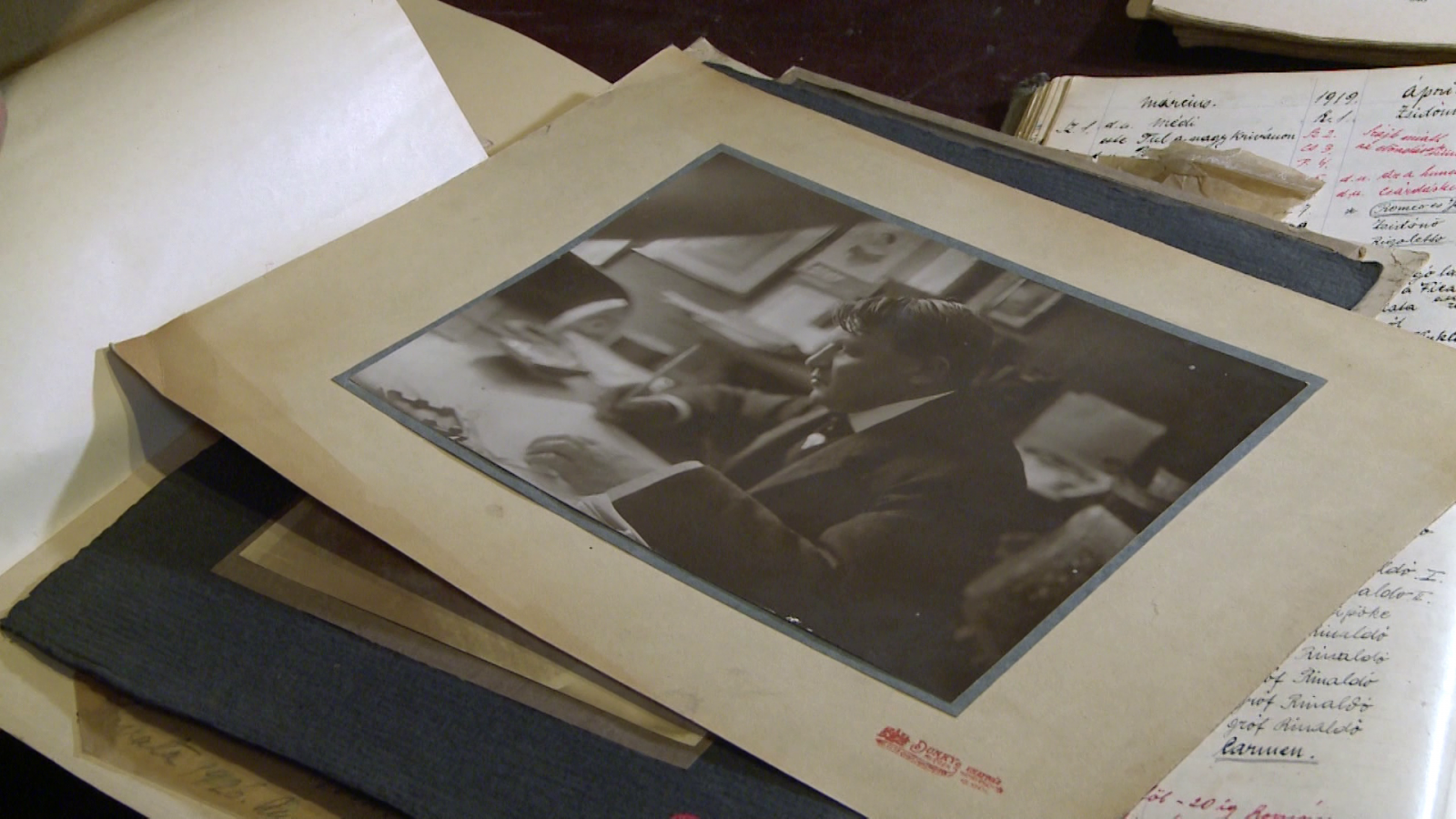 Janovics Jenő az íróasztalánál. A fénykép a dokumentációs tár fotóarchívumában található.