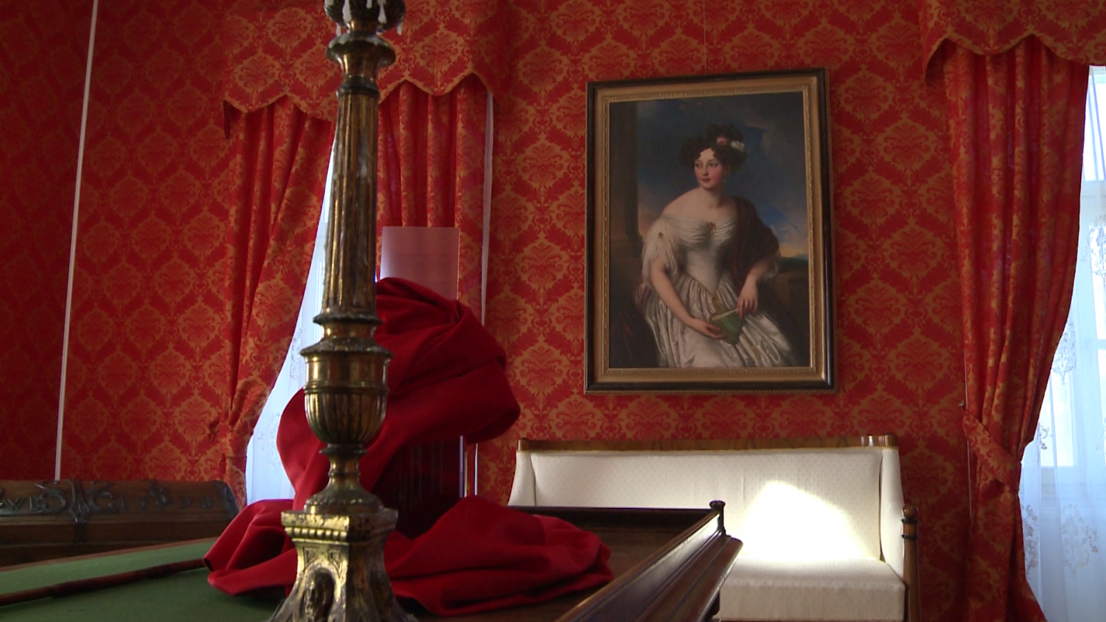 A vörös szoba, Claudia portréjával. A sarokban észrevehető a méretes utazóláda