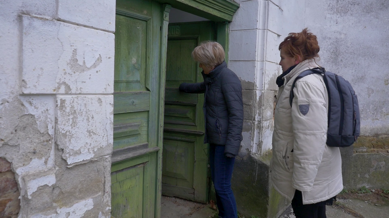 Tőtös Beáta tiszteletes asszony kinyitja a templomajtót