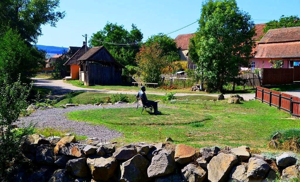 Benedek Elek szobra Kisbaconban ma is figyeli falujának életét